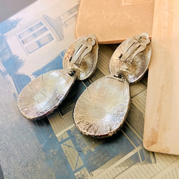 Lg Vintage Silver Tone Raindrop Textured Statement Clip on Earrings - Picture 8 of 15